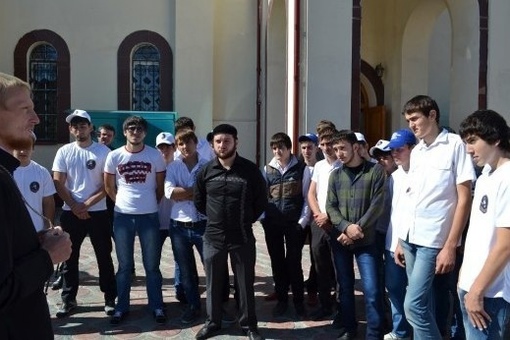 «Субботник в Грозненском храме»...
Более 30 чеченцев, от 18 до 26 лет..7