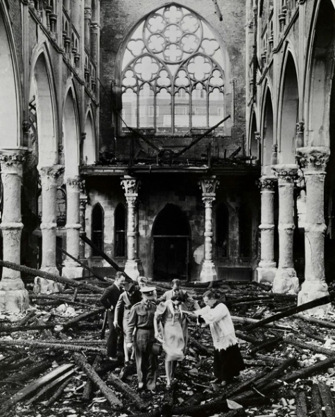 Свадьба в разбомбленной церкви, Лондон, 1940-й год.

Мы в ТГ..0