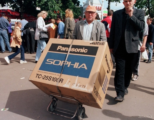 Только что купленный цветной телевизор «Panasonic». Москва, 1998..0