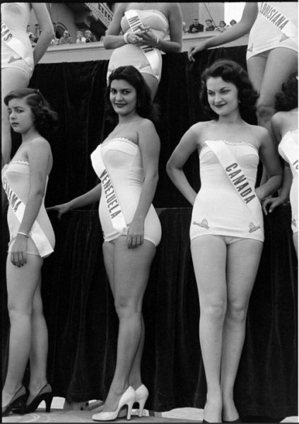 Участницы одного из первых конкурсов «Мисс Вселенная», США, 1952..8