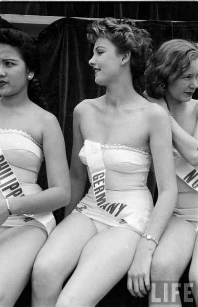 Участницы одного из первых конкурсов «Мисс Вселенная», США, 1952..0