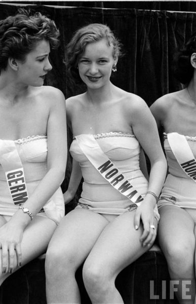 Участницы одного из первых конкурсов «Мисс Вселенная», США, 1952..1