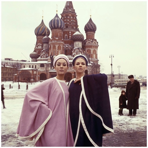 В 1965 году нидерландский фотограф Пол Хаф вместе с двумя моделями..1