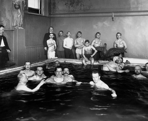 В бассейне школы плавания. В центре бассейна в окружении..0