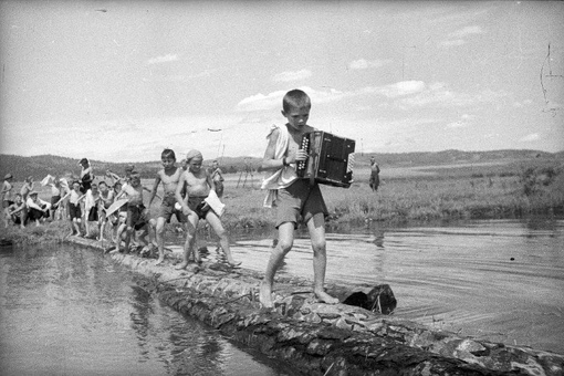 В пионерском лагере. Бурят-Монгольская АССР, 1938 г . 

Автор фото :..0