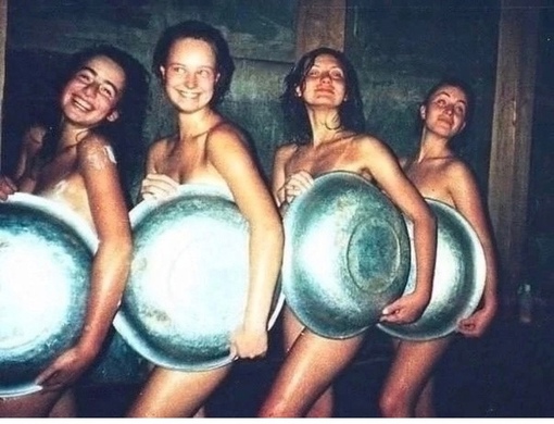 Женская компания на совместном походе в баню, 1990-е..0