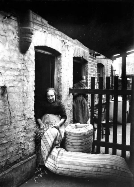 Жители трущоб викторианской Англии, 1900-е..2