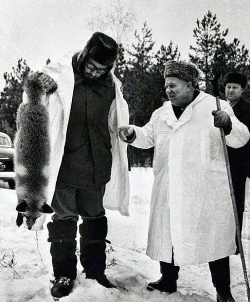 Зимняя охота. Фидель Кастро и Никита Хрущев, 1964 год.

Мы в ТГ..0