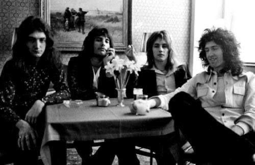 16 апреля 1974: Queen дебютируют в США в Regis College в Денвере, выступая на..0
