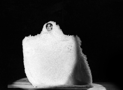 Алла Пугачева в костюме айсберга на концерте «Пришла и..0