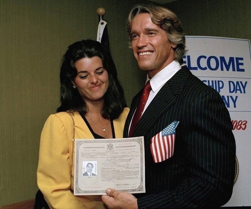 Арнольд Швapценеггep показывает свой сертификат гражданина США,..0
