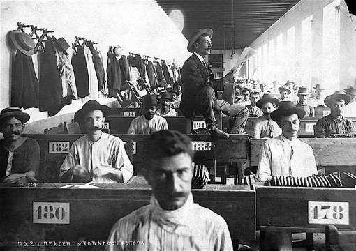 Чтец в кубинской табачной фабрике, 1900 год.
В 1865 году работники..0