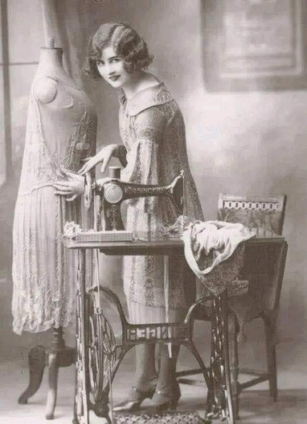 Девушка со швейной машинкой, 1925..0