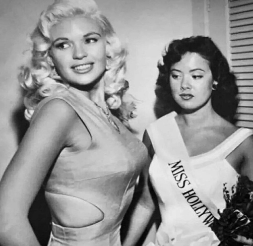 Джейн Мэнсфилд позирует с Мисс Голливуд, 1957..0