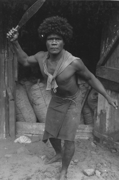 Фиджиец позирует с оружием. Острова Канатея, 1925..0