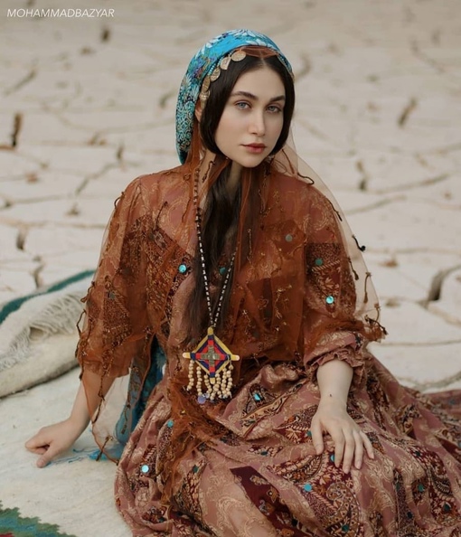 Иранские девушки в традиционных одеждах...2