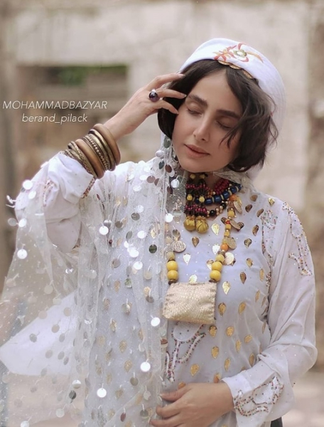Иранские девушки в традиционных одеждах...3