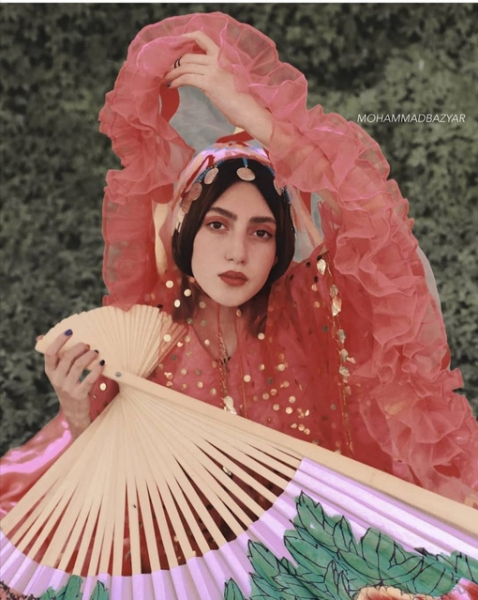 Иранские девушки в традиционных одеждах...1