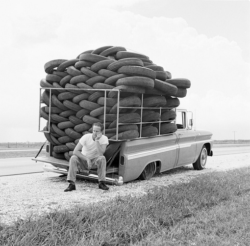 Ирония. Спущенное колесо, Хьюстон, Техас, 1966. Фотограф Майкл..0