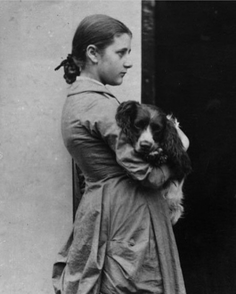 Юная писательница Беатрис Поттер со своей собакой,..2