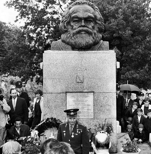 Юрий Гагарин возлагает венок к могиле Карла Маркса на..0