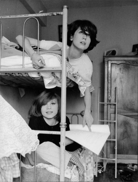 Катрин Денев и Франсуаза Дорлеак в своей комнате, 1960..0