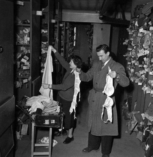 Комната хранения утерянных вещей в отделении полиции, Париж, 1954..0
