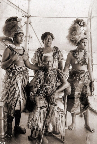 Король Самоа Матаафа ,его жена Талала и дочери в традиционной..0
