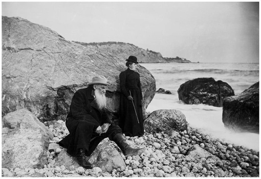 Лев Толстой с дочерью Александрой на берегу Чёрного моря.Крым ,1901..0