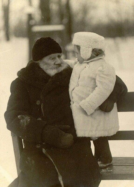 Лев Толстой с внучкой Таней Сухотиной, 1908..0