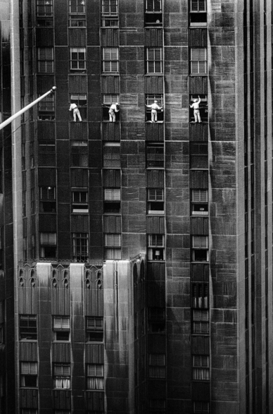 Мойщики окон в Нью-Йорке, 1958. Фотограф Инге..0