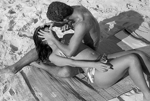 Молодая пара отдыхает на пляже. Бразилия, 1963..0
