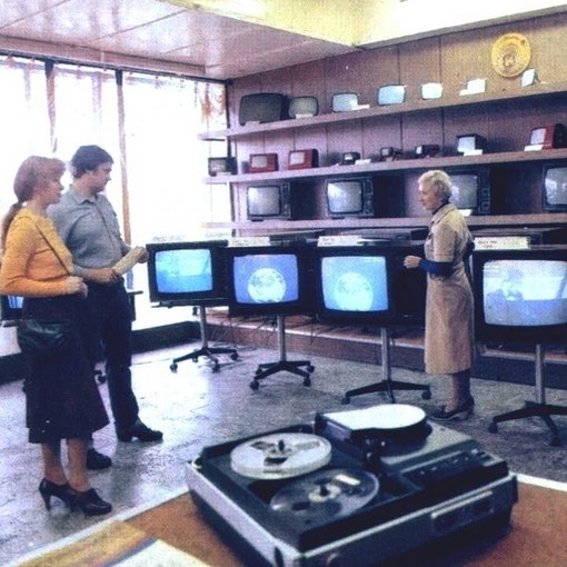 Отдел электроники в универмаге. СССР , 1985..0