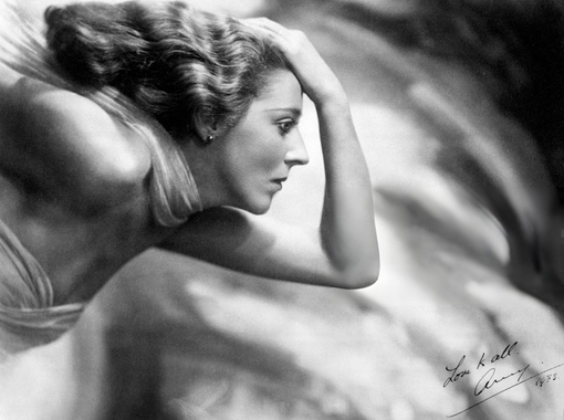 Портрет Эми Джонсон - женщины-пилота Великобритании. 1933 г.
Первая..0