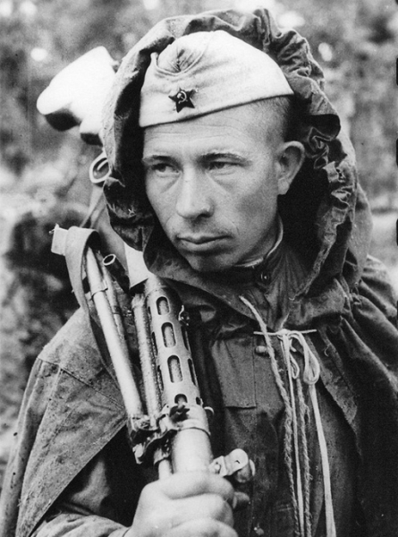 Пулеметчик гвардии рядовой Ефим Костин, награжденный орденом..0