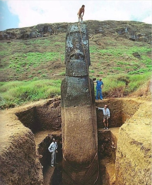 Раскопки древних статуй на острове..0