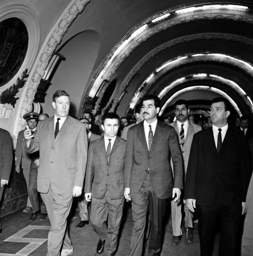 Саддам Хусейн на станции метро «Площадь Восстания» во время..0