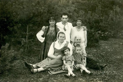 Семейный портрет на природе, 1920-е..0