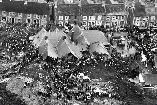 Сход оползня в шахтёрской деревне Аберфан, Уэльс, 1966 год. Погибли..1