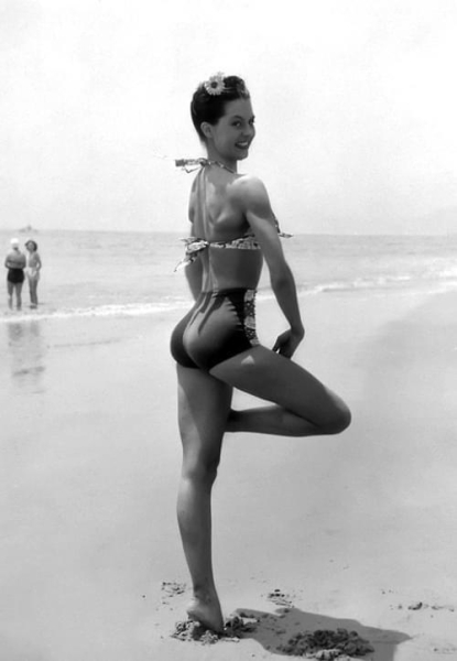 Сид Чарисс танцует на пляже Санта-Моники, 1945 год.

В 1952-м ноги..0