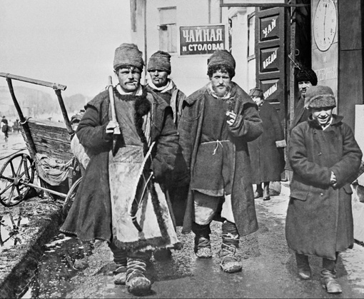 Трое вышли из чайной... 
1920 г.Деревенские плотники на Смоленском..0
