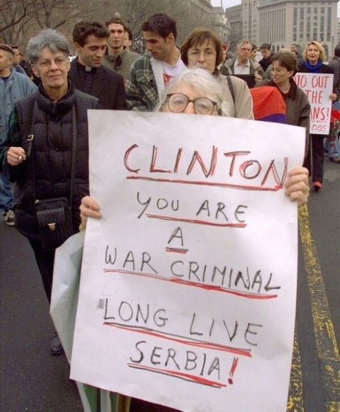 Участники марша против натовской бомбардировки Югославии..0