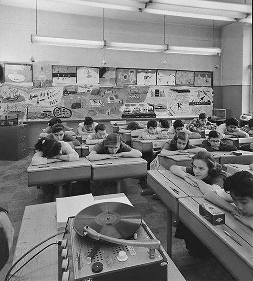 Ученики слушают музыку на занятиях по искусству, 1957..0