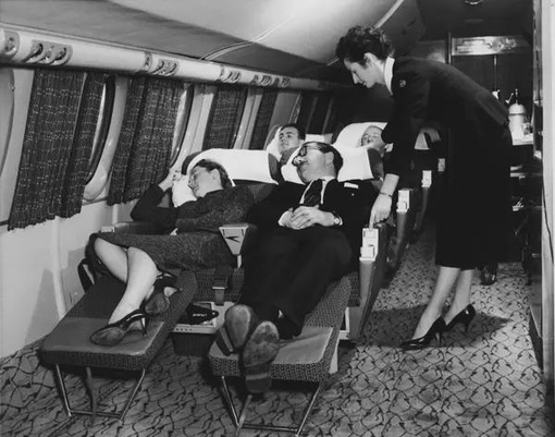 Вот как выглядели откидные сиденья в первом классе Pan Am в 1953..0