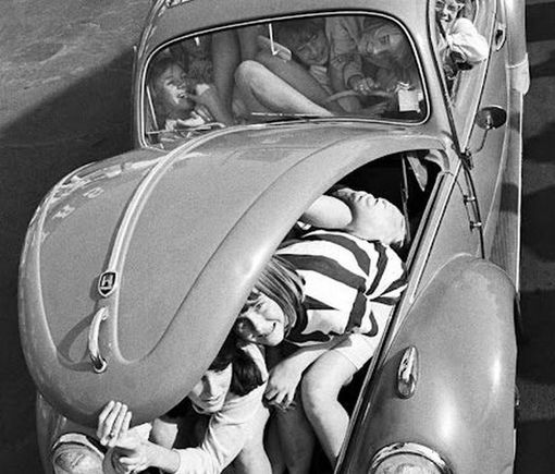 Втискиваясь в Volkswagen Beetle, 1964..0