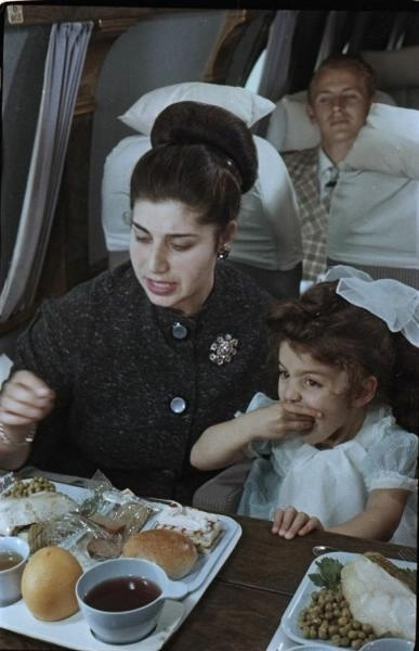Женщина с ребенком на борту самолета, 1960-е..0