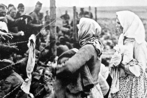 Женщины раздают хлеб советским военнопленным. Калининская..0