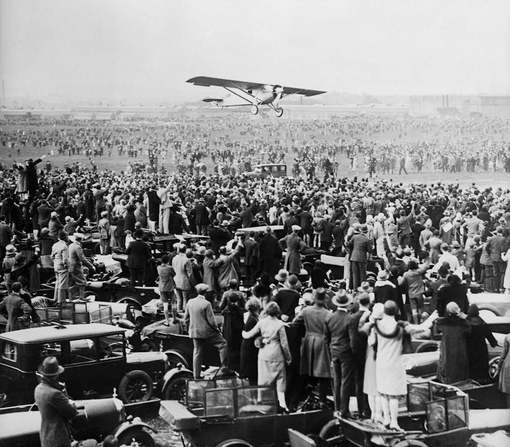 21 мая 1927 года Чарльз Линдберг прилетает в Ле-Бурже, Париж,..0