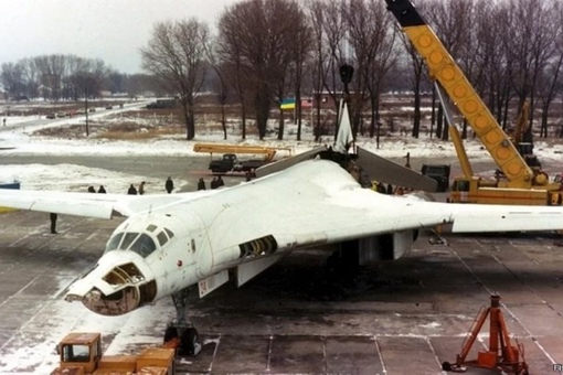 Американцы режут Ту-160 на металлолом. Украина, 1998..0