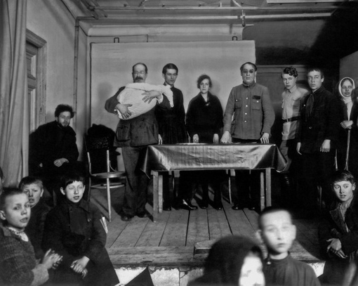 Анатолий Луначарский на октябринах (альтернатива крестинам) в..0